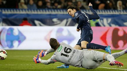 Edinson Cavani buteur devant le Monégasque Stekelenburg