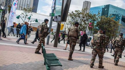 &nbsp; (Patrouille dans le quartier de la Défense, en avril. © MaxPPP)