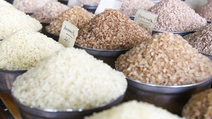 Des étals sur lesquels sont disposés différents types de riz sur un marché indien dans la région de Kerala, le 13 décembre 2022. (LEROY FRANCIS / HEMIS.FR / AFP)