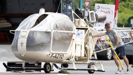 L'hélicoptère Alouette II qui a servi à l'évasion de Rédoine Faïd, le 1er juillet 2018. (IAN LANGSDON / EPA VIA MAXPPP)