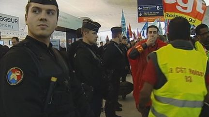 Face à face entre forces de l'ordre et manifestants à Roissy (FTV)