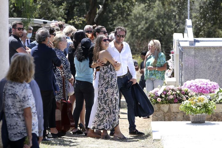 Nicolas Bedos et la chanteuse Izïa Higelin au cimetière de Lumio (Corse), durant les funérailles de Guy Bedos le 8 juin 2020. (PASCAL POCHARD-CASABIANCA / AFP)