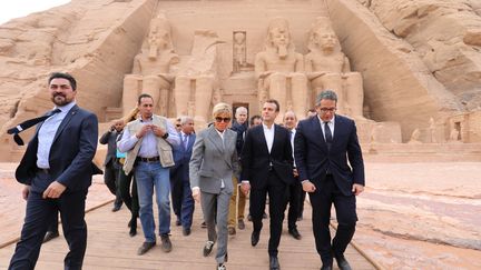 Le président français Emmanuel Macron et son épouse Brigitte, au temple d'Abou Simbel, dans le sud de l'Égypte, le 27 janvier 2019. (LUDOVIC MARIN / AFP)