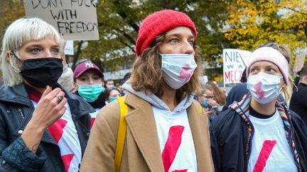 
Des femmes participent à une manifestation contre le durcissement de la loi polonaise sur l'avortement, déjà restrictive, le 28 octobre 2020 à Varsovie.
 (JANEK SKARZYNSKI / AFP)