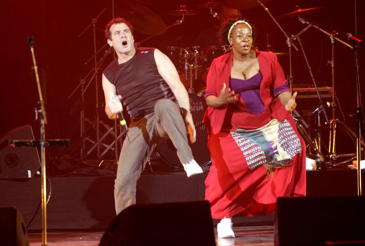 Johnny Clegg et sa danse caractéristique le pied levé haut, en concert au Grand Rex à Paris, le 19 novembre 2006. (F.DUGIT / PHOTO PQR LE PARISIEN / MAXPPP)