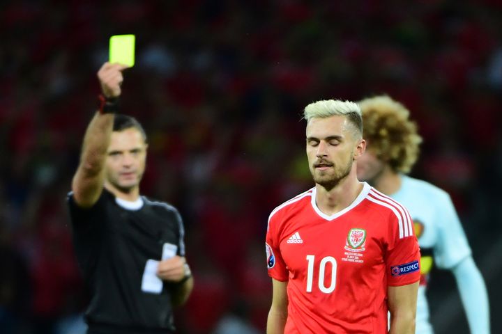 Le milieu gallois Aaron Ramsey reçoit, le 1er juillet 2016 à Lille, un carton jaune qui le prive de la demi-finale de l'Euro. (EMMANUEL DUNAND / AFP)