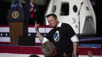 Le patron de SpaceX, Elon Musk, après le lancement réussi de la fusée Falcon-9 depuis le centre spatial Kennedy, en Floride (Etats-Unis), le 30 mai 2020.&nbsp; (SAUL MARTINEZ / GETTY IMAGES NORTH AMERICA / AFP)