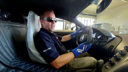 Steeve Jenny, pilote d'essai des "hypercars" Bugatti. (VALENTIN DUNATE / FRANCEINFO / RADIOFRANCE)