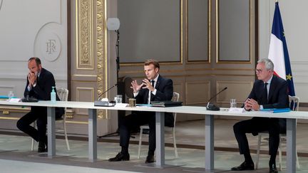 Le président de la République Emmanuel Macron, accompagné du Premier ministre Edouard Philippe (à gauche) et du ministre de l'économie, Bruno Le Maire, s'adresse aux partenaires sociaux lors d'une réunion à l'Elysée, mercredi 24 juin 2020.&nbsp; (AFP)