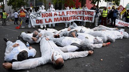 Des employ&eacute;s de Seita manifestent contre la fermeture de sites en France, &agrave; Paris, le 17 juin 2014. (STEPHANE DE SAKUTIN / AFP)