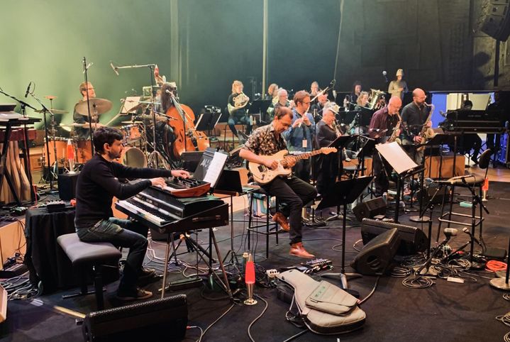 L'Orchestre national de Jazz&nbsp;le 10 décembre 2022&nbsp;au Studio 104 de la Maison de la Radio, à Paris, pendant les balances, avec au premier plan Bruno Ruder aux claviers et le guitariste Frédéric Maurin, directeur musical de l'ONJ (ONJ)