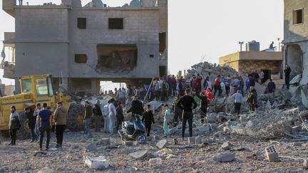 Un bâtiment partiellement détruit après une frappe sur Baalbek au Liban, le 14 novembre 2024. (NIDAL SOLH / AFP)