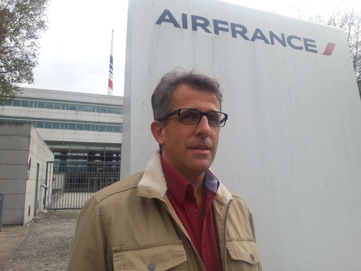 Didier Maronese, cadre à la direction générale industrielle d'Air France, pose devant le siège de l'entreprise, le 7 octobre 2015, à Roissy. (YANN THOMPSON / FRANCETV INFO)