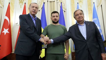 De gauche à droite, le président turc, Recep Tayyip Erdogan, le président ukrainien, Volodymyr Zelensky, et le secrétaire général de l'ONU, Antonio Guterres, à Lviv (Ukraine), le 18 août 2022. (TCCB/MURAT CETINMUHURDAR/HANDOUT / ANADOLU AGENCY / AFP)