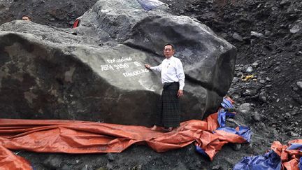 Cette pierre de jade a été découverte le 13 octobre 2016, à&nbsp;Hpakant (nord de la Birmanie). (MEMBER OF PARLIAMENT TINT SOE / AFP)