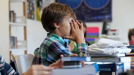 Un &eacute;l&egrave;ve se tient la t&ecirc;te, le 4 septembre 2012, dans une &eacute;cole de Strasbourg (Bas-Rhin). (FREDERICK FLORIN / AFP)