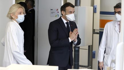 Emmanuel Macron visite l'institut Gustave-Roussy spécialisé dans la recherche contre le cancer, jeudi 4 février 2021. (LUDOVIC MARIN / POOL / AFP)