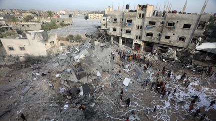 Les Palestiniens recherchent des victimes dans les destructions consécutives aux bombardements israéliens sur Rafah, dans le sud de la bande de Gaza, lors de leurs funérailles, le samedi 11 novembre 2023. (ISMAEL MOHAMAD / MAXPPP)