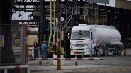 Un camion-citerne circule dans la raffinerie Esso-ExxonMobil de Fos-sur-Mer (Bouches-du-Rhône), le 13 octobre 2022. (DANIEL COLE/AP/SIPA)