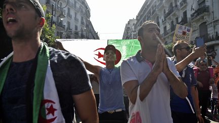 Des Algériens manifestent à Alger contre le gouvernement, le 11 octobre 2019. (RYAD KRAMDI / AFP)