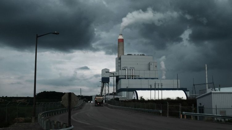 La centrale électrique de Longview, qui fonctionne au charbon, le 21 août 2018 à Maidsville, en Virginie Occidentale (Etats-Unis). (SPENCER PLATT / GETTY IMAGES NORTH AMERICA / AFP)