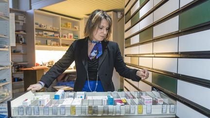 Les pharmaciens sont une des professions vis&eacute;es par le rapport, selon Les Echos. Ils pourraient perdre leur monopole sur la vente des m&eacute;dicaments sans prescription. (YVES ROUSSEAU / BSIP/AFP)