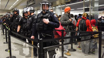 Des policiers surveillent l'accès au contrôle de sécurité du terminal 4 de l'aéroport de San Francisco, samedi 28 janvier 2017.
 (KATE MUNSCH / REUTERS)