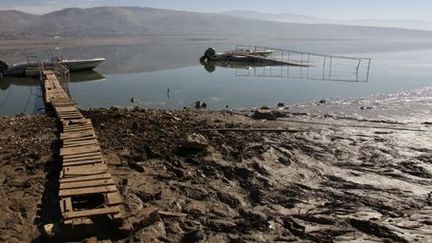 Lac artificiel de Qaraoun (Liban) aux eaux très basses, le 2 décembre 2010. (REUTERS/ Mohamed Azakir)