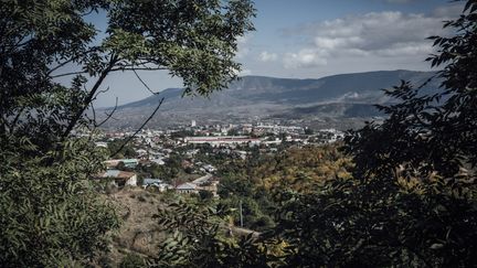 La ville de Stepanakert, capitale du Haut-Karabakh, le 11 octobre 2020. Il y a deux ans, les affrontements entre les armées arménienne et azerbaïdjanaise dans cette région avaient fait plus de 6 000 morts. (ADRIEN VAUTIER / LE PICTORIUM / MAXPPP)