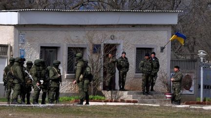 Des militaires russes devant une base militaire ukrainienne de Smf&eacute;ropol, en Crim&eacute;e, samedi 8 mars 2014.&nbsp; (ELENA SAMOYLENKO / ANADOLU AGENCY / AFP)