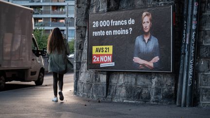 Une affiche électorale contre&nbsp;la réforme de la pension de vieillesse avant un référendum national, à Lausanne en Suisse, le 28 août 2022. (FABRICE COFFRINI / AFP)