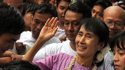 Grâce à l’opération « Bon anniversaire Aung San Suu Kyi », lancée par « France Aung San Suu Kyi » et les réseaux sociaux,  elle reçoit des milliers de  messages de soutien. (AFP PHOTO / Soe Than WIN)