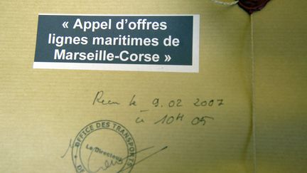 L'enveloppe fermée sous scellé enfermant les divers appels d'offres des lignes maritimes de Marseille-Corse, le 9 février 2007 à Ajaccio. (STEPHAN AGOSTINI / AFP)