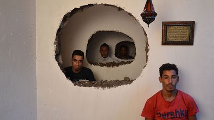 est né en 1968 à Marrakech (Maroc). Au sujet de sa série de photos The Hole (2015), il explique dans un entretien au Huffington Post: «J'ai toujours remarqué qu'il y avait deux sortes de médinas: celle qui est visitée et parfois habitée par des étrangers et celle qui est abandonnée, occupée par une certaine catégorie de la population. J'ai demandé à quelques habitants de ces quartiers si je pouvais les photographier dans leurs modestes habitations, suivant un processus bien particulier. Je leur avais demandé de les prendre en photo chez eux, mais en les mettant dans des trous que je fais et que je rebouche après la prise de vue.» Ses travaux sont régulièrement exposés dans de grandes manifestations internationales, dédiées à l'art contemporain en Afrique.  (Hicham Benohoud / Loft Art Gallery)