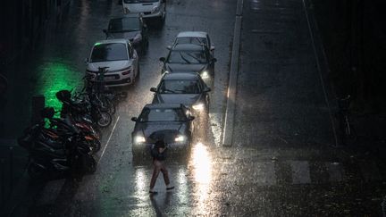 Une rue de Paris lors d'un orage, le 18 juin 2023. (CARINE SCHMITT / HANS LUCAS / AFP)