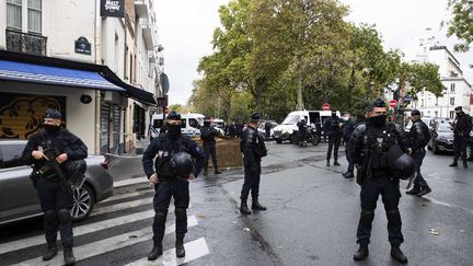 Des membres des forces de l'ordre dans le 11e arrondissement à proximité des anciens locaux de "Charlie Hebdo", où deux personnes ont été attaquées, le 25 septembre 2020.
 (ALEXIS SCIARD  / MAXPPP)
