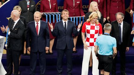 Emmanuel Macron sur le podium du stade&nbsp;Luzhniki à Moscou (Russie), quelques minutes après la victoire de l'équipe de France en finale de la coupe du monde, dimanche 15 juillet 2018.&nbsp;&nbsp; (CHRISTIAN HARTMANN / REUTERS)