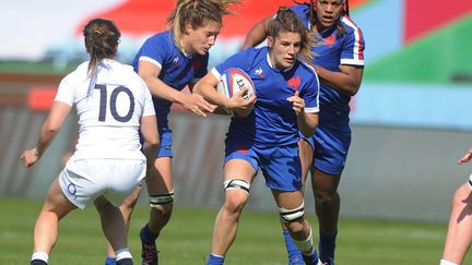 La capitaine des Bleues, Gaëlle Hermet, ballon en main contre l'Angleterre, le 24 avril 2021. (ANDREW COWIE / COLORSPORT)