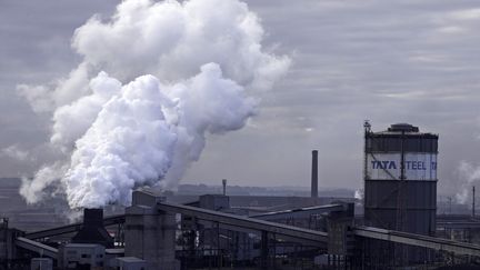 De la fumée s'échappe des cheminées de l'usine Tata à Scunthorpe (Angleterre), le 17 octobre 2015. (LINDSEY PARNABY / AFP)