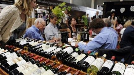 Bouteilles de vin stockées sur un stand au salon Vinexpo, à Bordeaux, le 21 juin 2012. (AFP/JEAN-PIERRE MULLER)