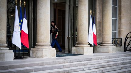 L'entrée de l'Elysée, à Paris, le 10 décembre 2024. (XOSE BOUZAS / HANS LUCAS / AFP)