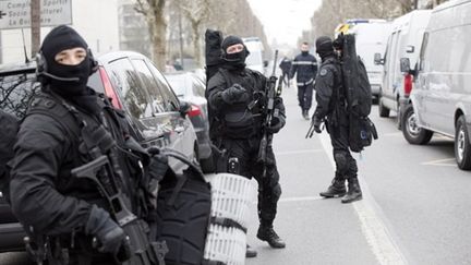 Des policiers du Raid se préparent à intervenir pour interpeller le forcené dans le foyer de Rosny-sous-Bois (17/03/11). (AFP)