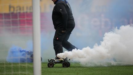 Une voiture télécommandée envoyée par des supporters sur le terrain du match de deuxième division allemande entre Rostock et Hambourg, le 16 février 2024 (CHRISTIAN CHARISIUS / AFP)