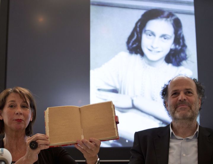 Teresien da Silva (à gauche) et Ronald Leopold, de la fondation Anne Frank, dévoilent les deux pages inédites du journal de l'adolescente. (PETER DEJONG / SIPA / AP)