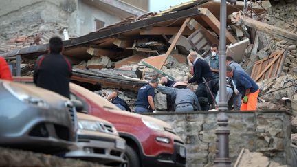 Deux personnes sans vie ont été retrouvées sans vie dans les décombres à Amatrice.  (FILIPPO MONTEFORTE / AFP)