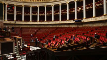 Le Premier ministre Edouard Philippe assiste à la session hebdomadaire des questions au gouvernement à l'Assemblee nationale à Paris, le 14 avril 2020. (STEPHANE LEMOUTON / SIPA)