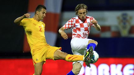 Luka Modric, ici à la lutte avec le Géorgien Georgievski Daniel, est incontestablement le leader technique de la formation croate. (STRINGER / AFP)