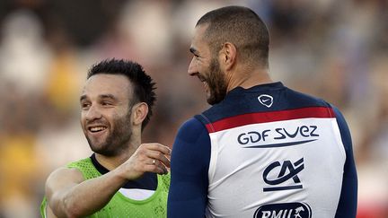 Le milieu de terrain Mathieu Valbuena discute avec l'attaquant Karim Benzema lors d'une séance d'entraînement au stade Santa Cruz de Ribeirao Preto, le 10 juin 2014, quelques jours avant le début de la Coupe du monde de football 2014 au Brésil.&nbsp; (FRANCK FIFE / AFP)