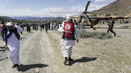 Un secouriste dans la province de Paktika (Afghanistan), le 22 juin 2022. (- / BAKHTAR NEWS AGENCY / AFP)