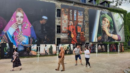 Les très grands formats de la photographe afghane Fatimah Hossaini à l'entrée de La Gacilly, le 8 juin 2022&nbsp; (ANNE CHEPEAU / FRANCEINFO / RADIO FRANCE)